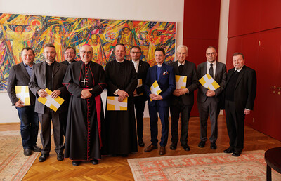 Priesterehrungen 2024: Diözesanbischof Wilhelm Krautwaschl (4. v.l.) und Generalvikar Erich Linhardt mit den acht Ausgezeichneten.